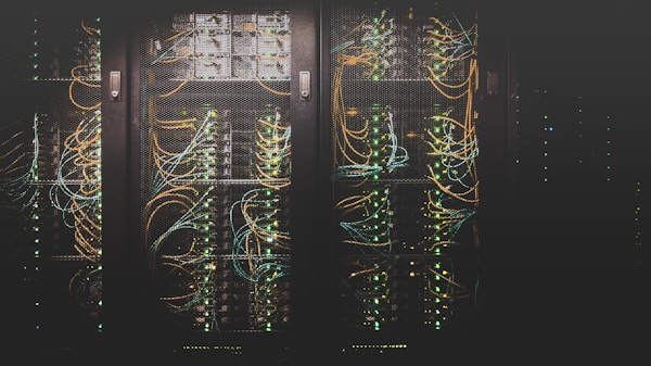 Serverová infrastruktura s modrým osvětlením